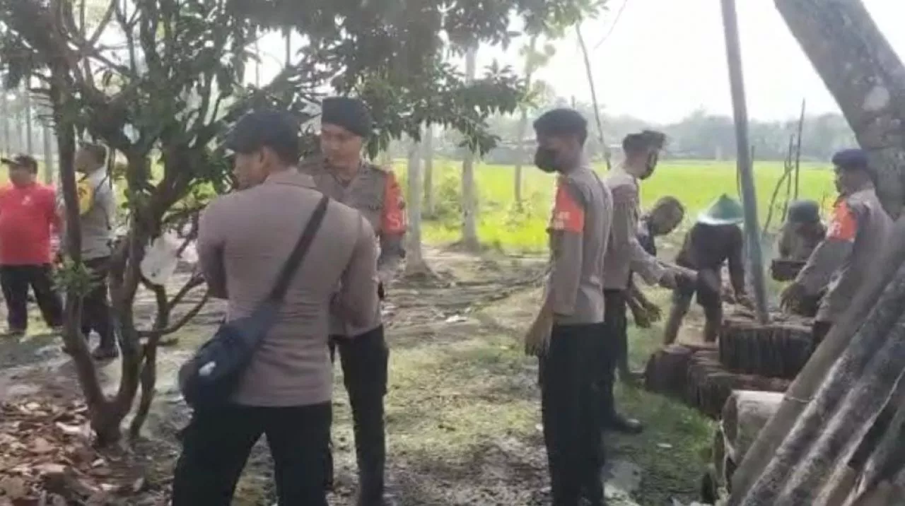 Tanggap Bencana, Satbrimob Polda Jatim Gelar Bhaksos di Lokasi Terdampak Puting Beliung