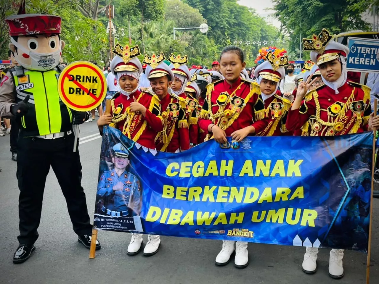 Roadshow 'Suroboyo Tertib Lalulintas' di Area Car Free Day Taman Bungkul