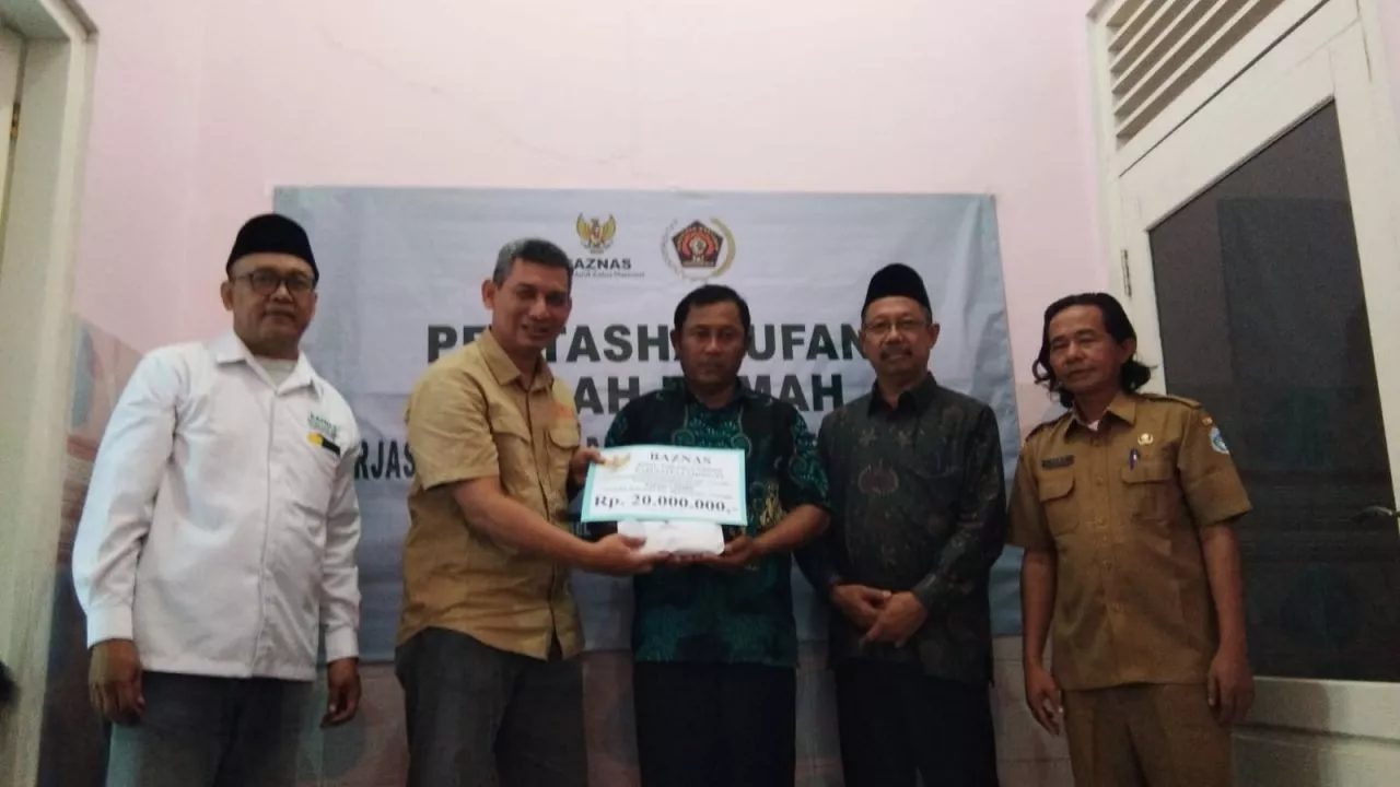 Realisasikan Program Bedah Rumah, PWI dan Baznas Serahkan Uang Tunai Ke Warga Penerima