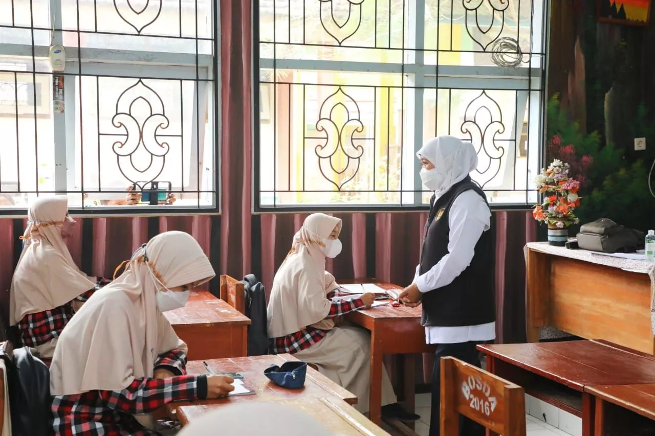 Gubernur Khofifah Raih Penghargaan Anugerah Pendidikan Indonesia dari Ikatan Guru Indonesia (IGI)