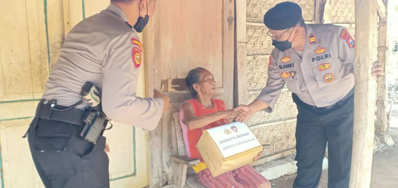 Samapta Berkah Polres Ponorogo, Bagikan Puluhan Paket Sembako Kepada Lansia