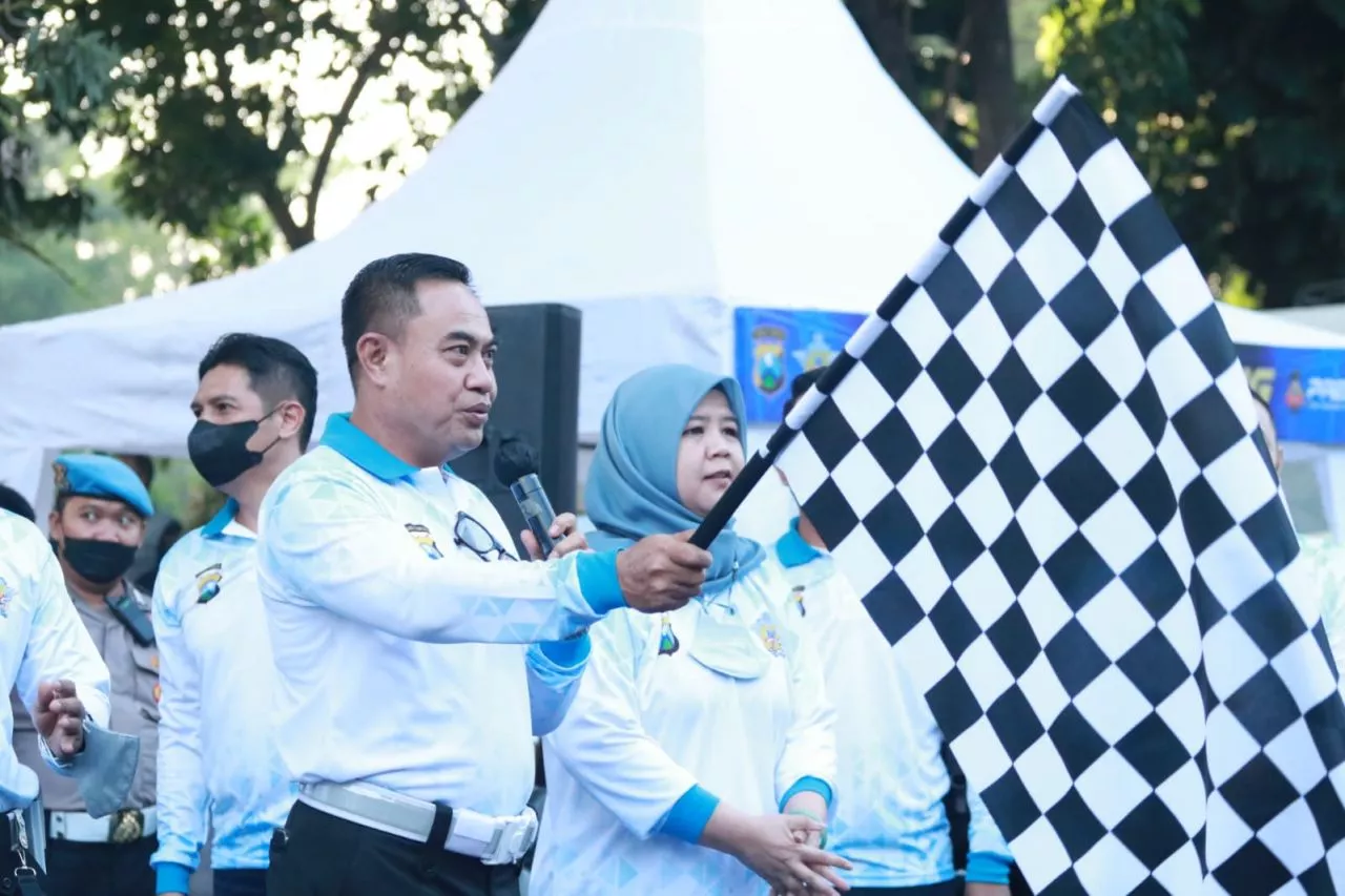 Jelang HUT Lalu Lintas ke-67, Ditlantas Polda Jatim Gelar Jalan Sehat Bersama Pelajar dan Masyarakat