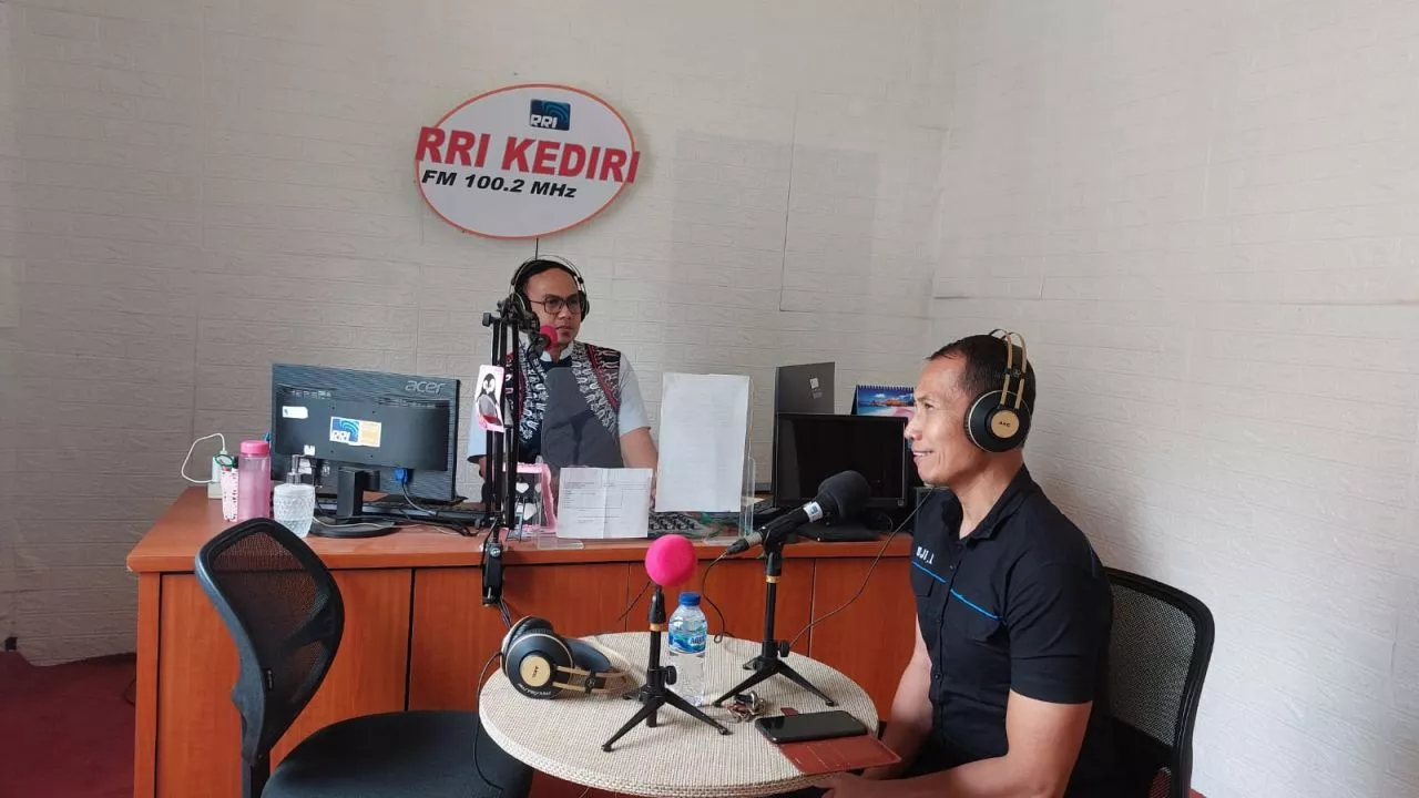 Polres Kediri Gelar Talk Show di RRI Kediri Untuk Tingkatkan Rasa Cita Tanah Air Masyarakat