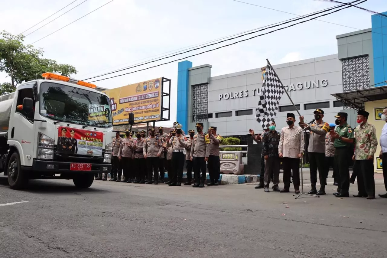 Polres Tulungagung, Berikan Bantuan Air Bersih untuk Warga Terdampak Kekeringan