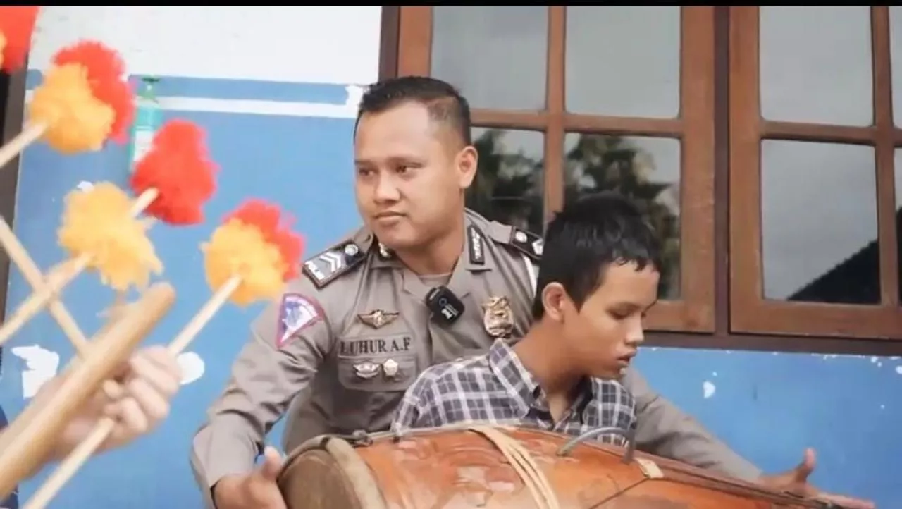 Ketika Anak Tuna Netra Belajar Reog Kepada Anggota Kepolisian Polres Ponorogo