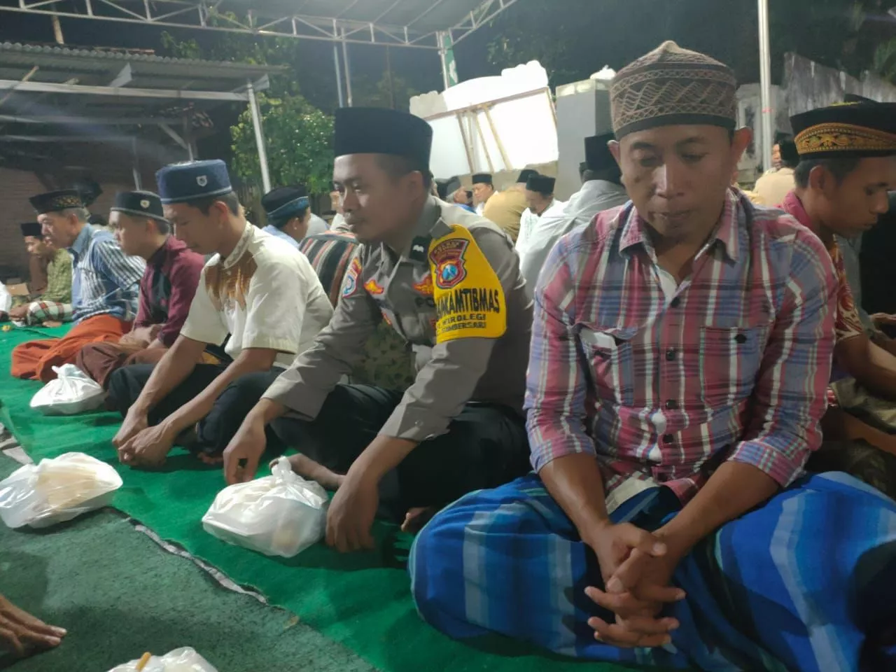 Empati Korban Kanjuruhan, Polres Jember Ikut Tahlil di Rumah Duka