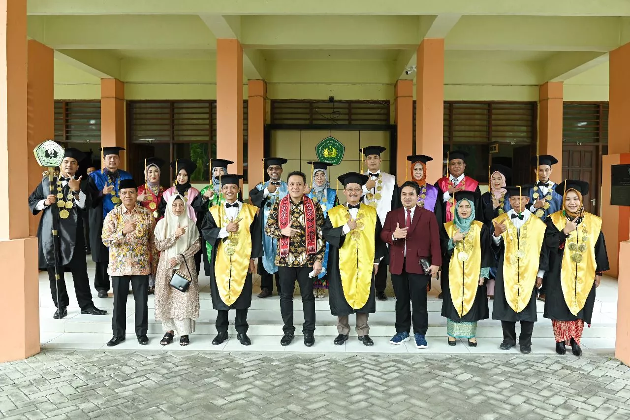 Wisuda Unisda Lamongan, stafsus Diaz Hendropriyono : Era Digital Dibutuhkan Pola Hidup Baru