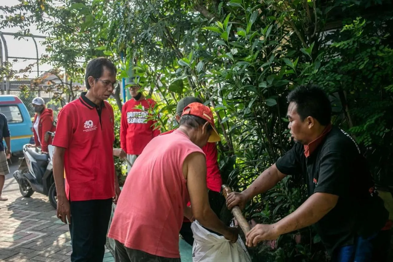 Kerja Bakti di Kampung Padat Penduduk, Kader PDIP Surabaya Bantu Keluarga Balita Stunting