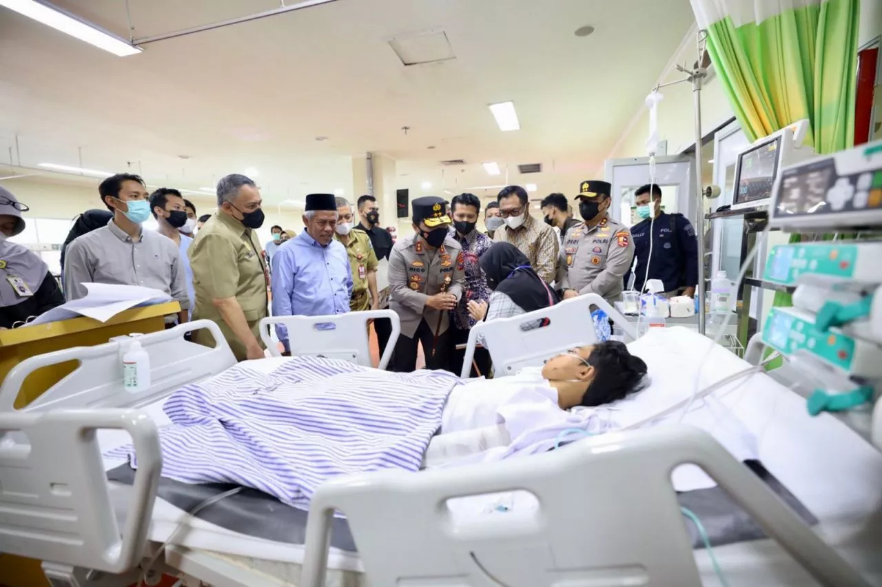 Jenguk Korban Tragedi Stadion Kanjuruhan di RS Saiful Anwar