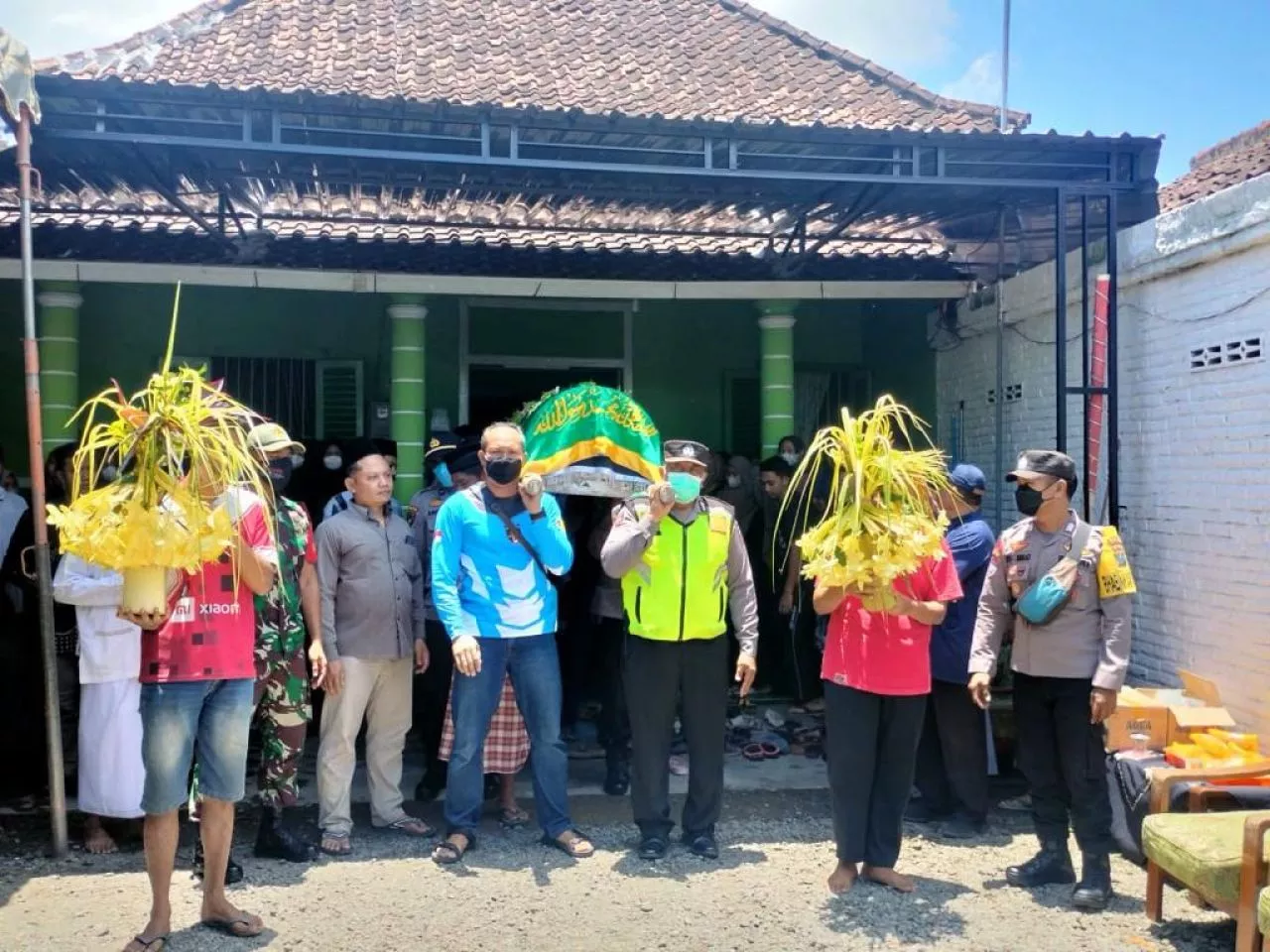 Polda Jatim Salurkan Tali Asih Kepada Keluaga Korban Insiden Kanjuruhan