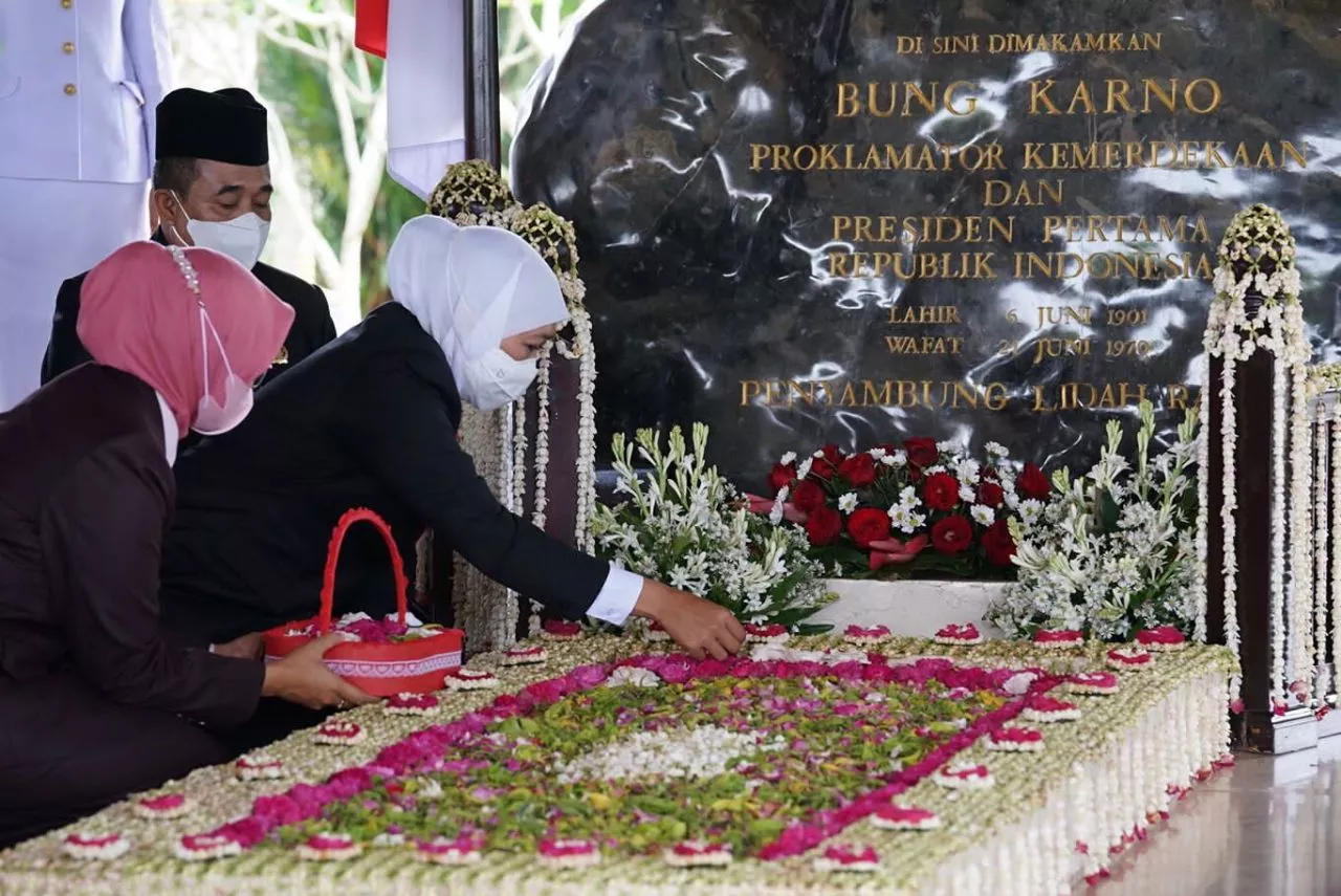 Ziarah ke Makam Bung Karno di Blitar Jelang HUT ke - 77 Provinsi Jatim, Jadi Energi Positif