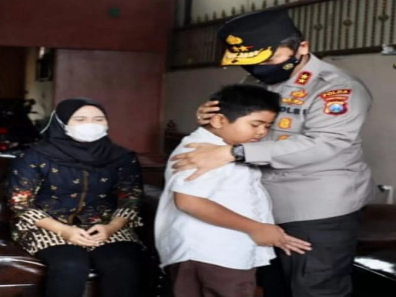 Kapolda Jatim Takziah Ke Rumah Anggota Polri yang Meninggal Saat Pengamanan di Stadion Kanjuruhan