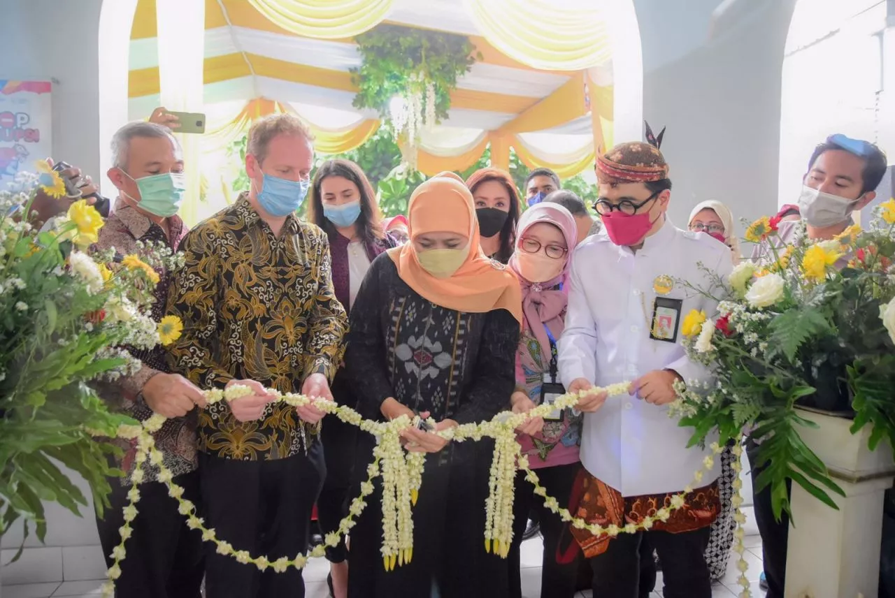 Gubernur Khofifah Resmikan Laboratorium AMR di BBLK Surabaya
