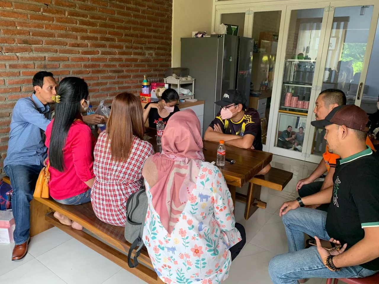 Rumah Penyelenggara Investasi Bodong dan Arisan Online Di Jember Digeruduk Korbannya