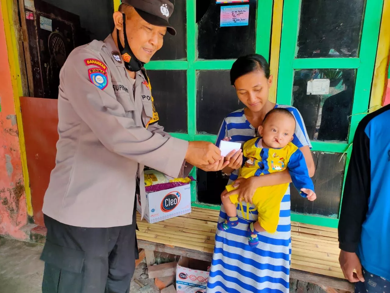 Wujud Kepedulian, Bhabinkamtibmas Polsek Nganjuk Kota Bagikan Sembako kepada Warga yang Sakit