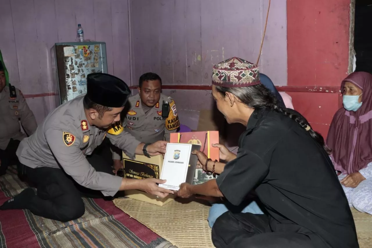 Kapolres Jombang Berikan Santuan Kepada Korban Tragedi Kanjuruhan