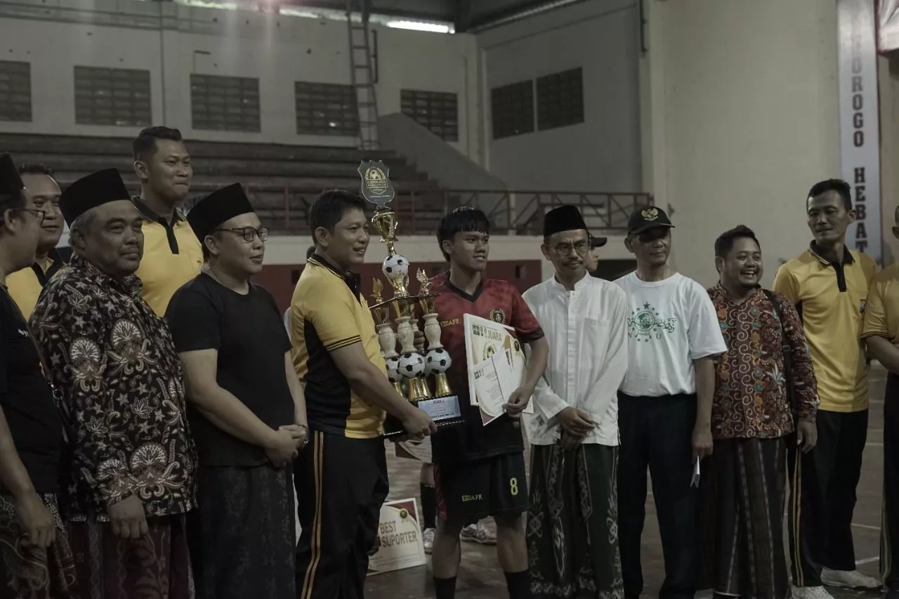 Final Kejuaraan Futsal antar Ponpes dihibur eksebisi futsal Polisi vs Pengasuh Pondok