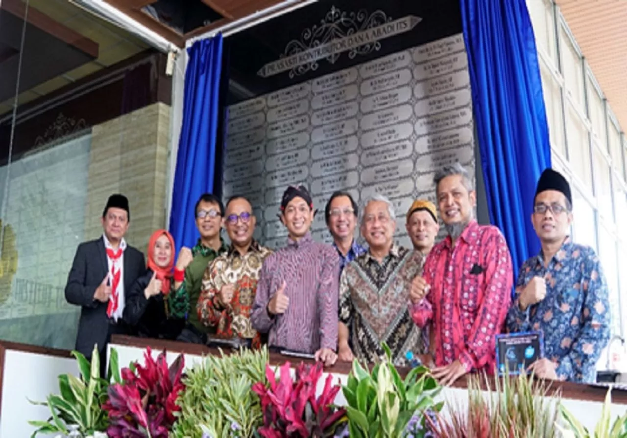 Prof. Dr. Ir. Mohammad Nuh, DEA Bersama Pimpinan ITS, Alumni dan Panitia foto bersama di sisi kiri fasade depan Gedung Rektorat usai meresmikan Prasasti Dana Abadi ITS 2022