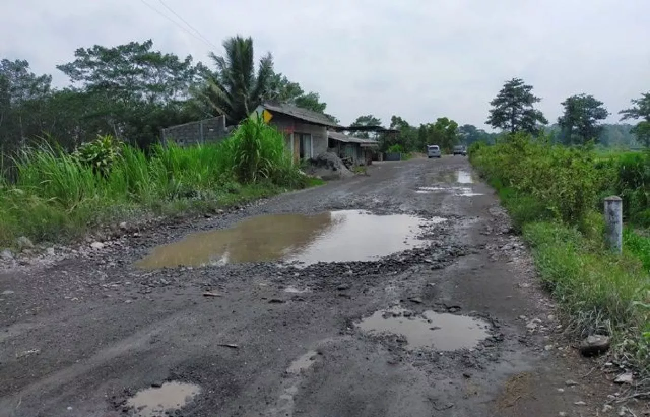 Miris, Anggaran Pemerintah Kabupaten Blitar Tidak Cukup Untuk Perbaikan Jalan Rusak