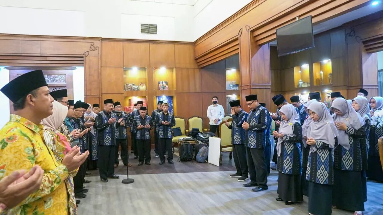 Sekdaprov Jatim Adhy Karyono Lepas 26 Kafilah MTQ Korpri Jatim Menuju MTQ Korpri Nasional di Sumbar