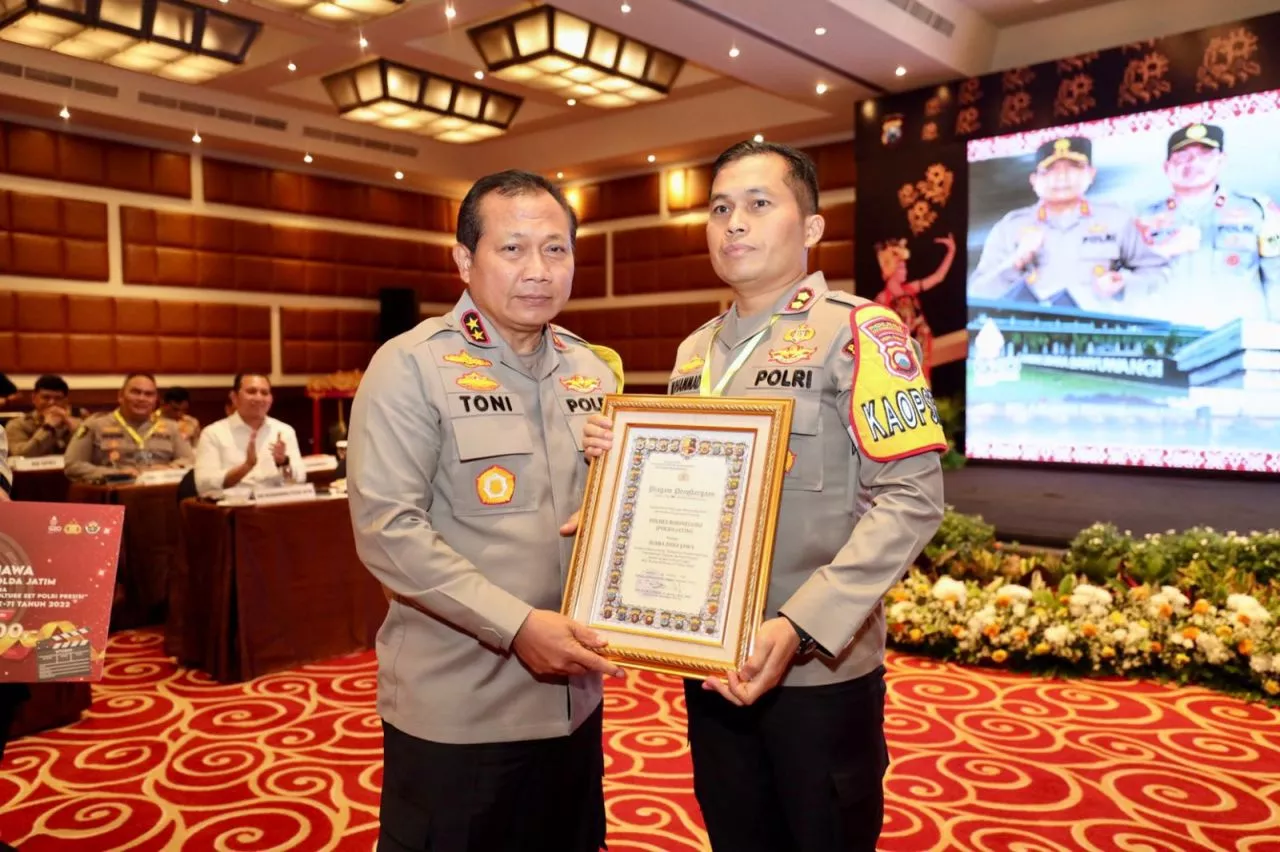 Lomba Video HUT Humas Polri Ke-71, Polres Bojonegoro Terima Penghargaan dan Tropy