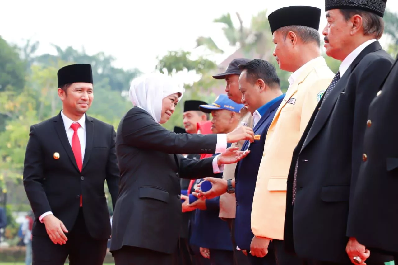 Tiga Belas Tokoh Masyarakat Jawa Timur Terima Lencana Jer Basuki Mawa Beya