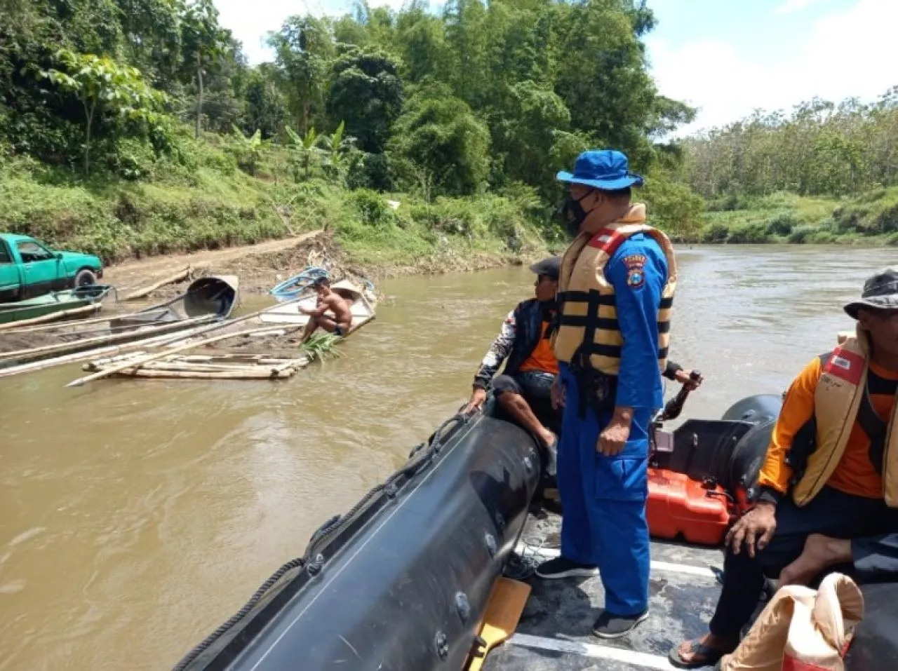Polres Jember Lakukan Mitigasi Banjir Rob