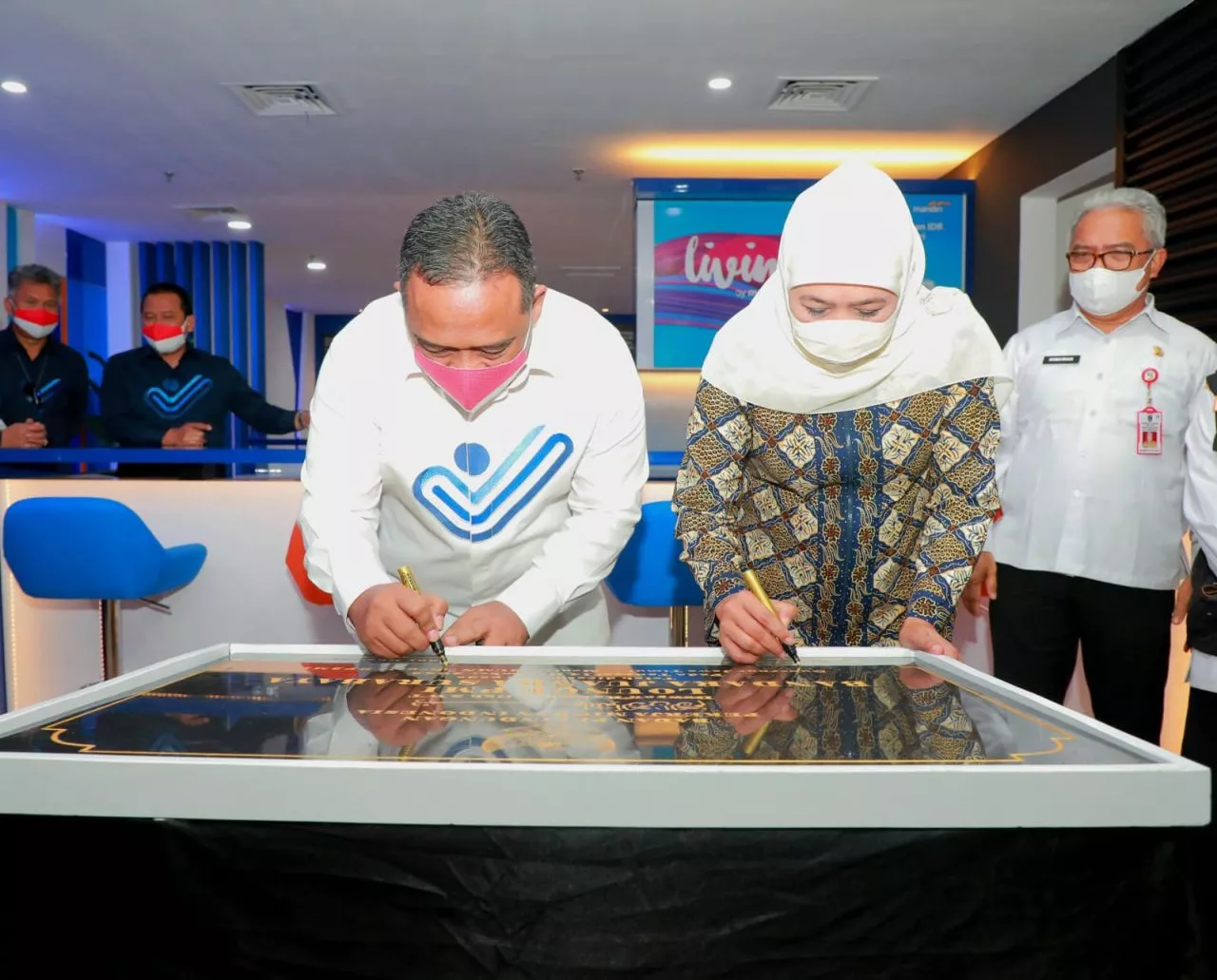 Kepala BP2MI, Benny Rhamdani bersama Gubernur Khofifah meresmikan VVIP Lounge untuk pekerja migran Indonesia di bandara Juanda T2, Rabu (14/12)