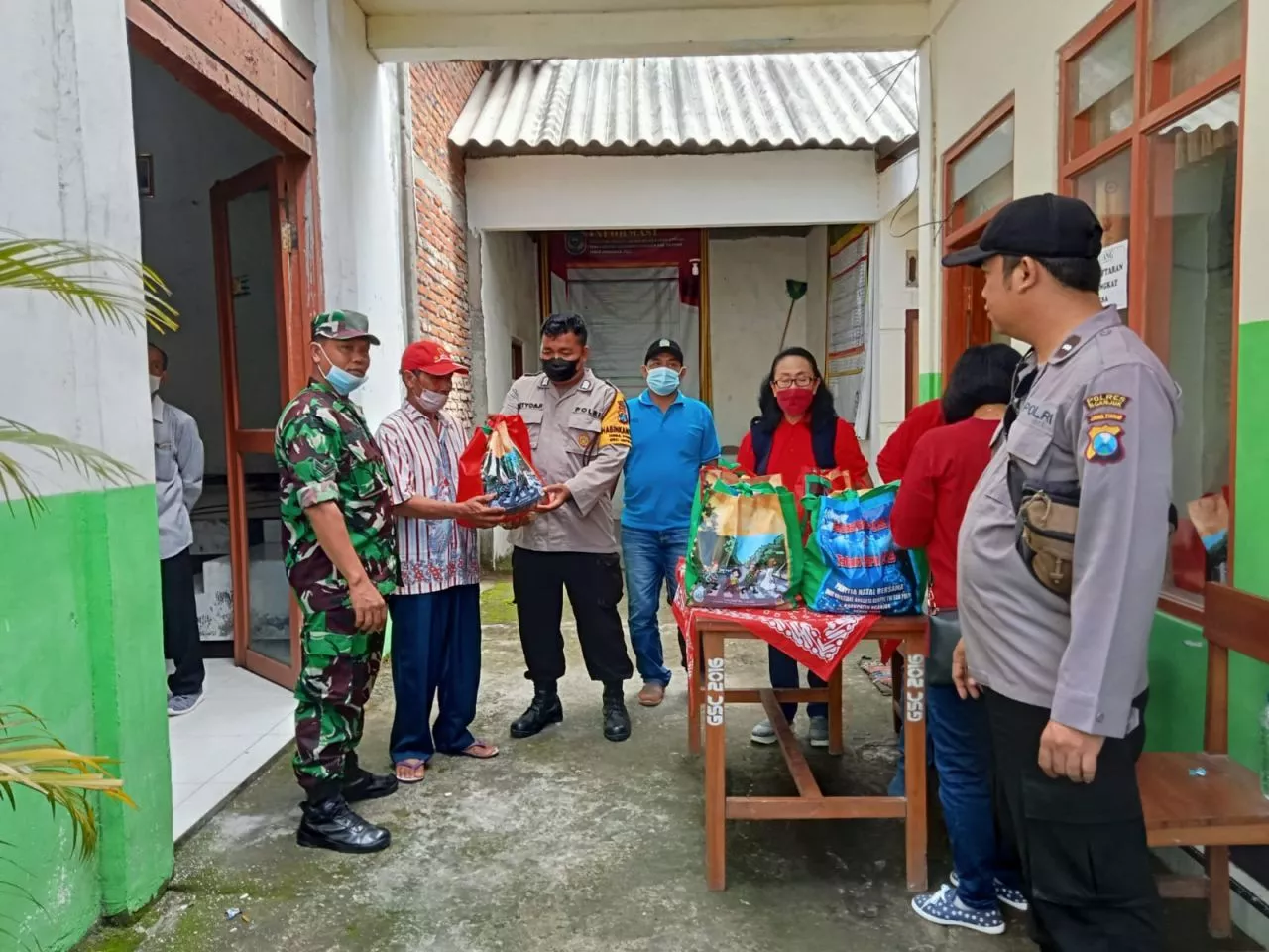 kegiatan vaksinasi Covid-19, layanan kesehatan gratis dan pembagian bantuan sosial menjelang perayaan Natal 2022 dan tahun baru 2023 di Desa Perning Kecamatan Jatikalen,Sabtu(17/12/2022).
