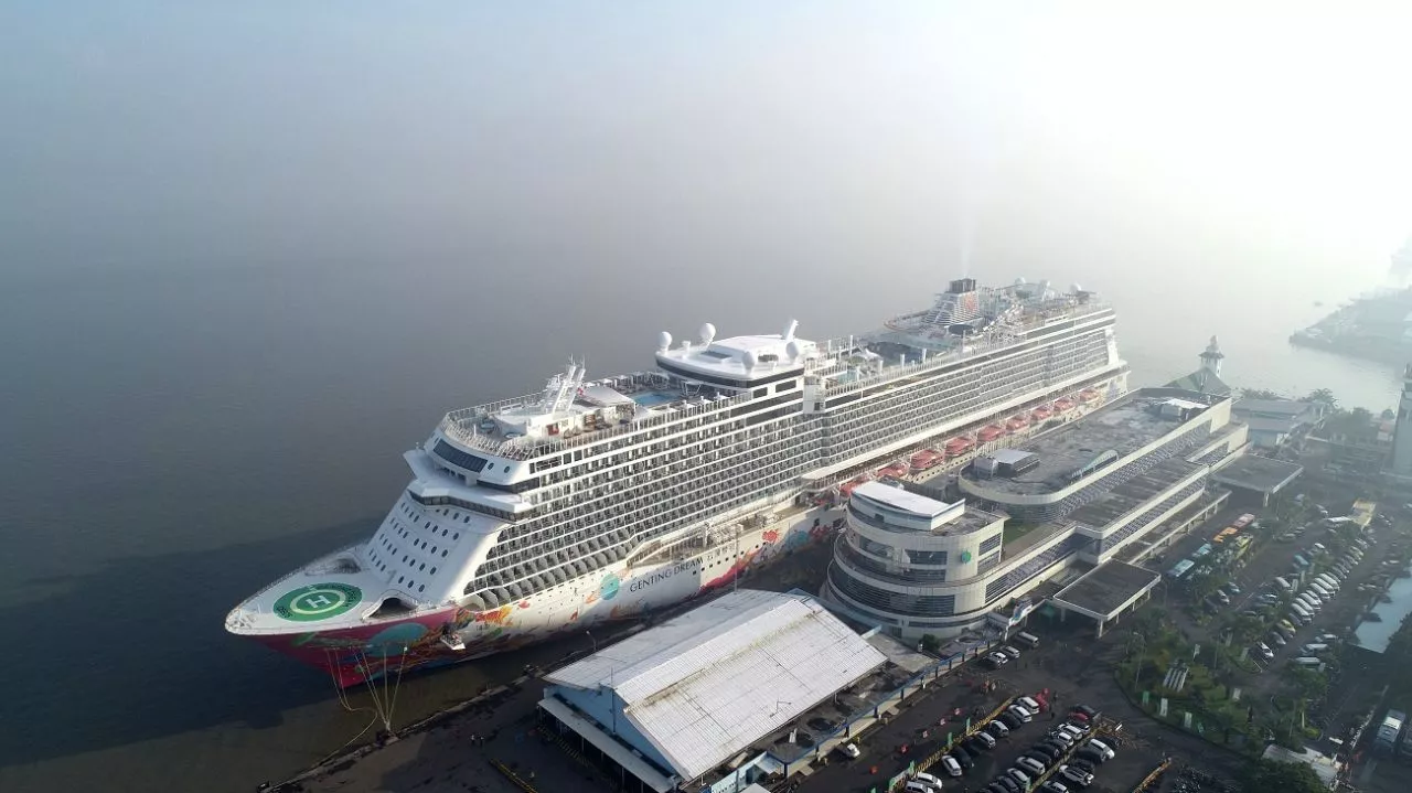 Kapal Pesiar Raksasa MS. Genting Dream Sandar di Pelabuhan Tanjung Perak