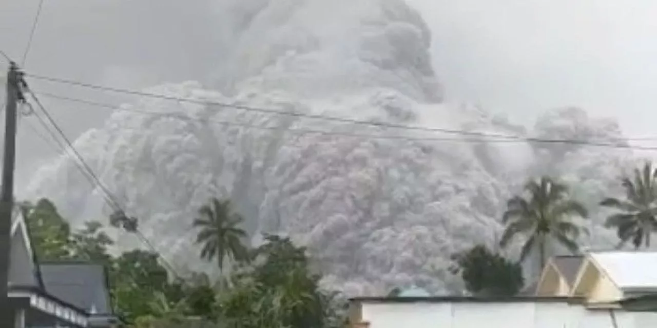 Erupsi Gunung Semeru Disertai Awan Panas, Wisatawan Diminta Menjauh