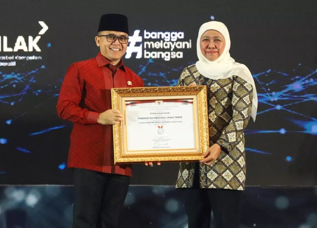 Penghargaan Top Inovasi Pelayanan Publik diserahkan langsung oleh MenPAN- RB Abdullah Azwar Anas dan diterima langsung oleh Gubernur Jawa Timur Khofifah Indar Parawansa  bersama perwakilan dari 9 kabupaten/kota yang hadir di Hotel Bidakara, Jalan Gatot Su