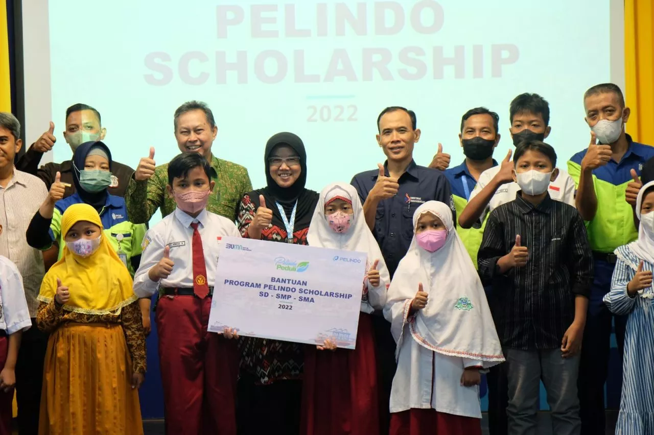 Peduli Pendidikan, PELINDO Regional 3 Salurkan Beasiswa Pada 150 Siswa Berprestasi