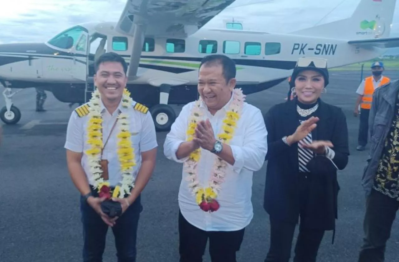 Bupati Jember Ir H Hendy Siswanto dan Istri Ny Hj Kasih Fajarini, setiba di Bandara Notohadinegoro