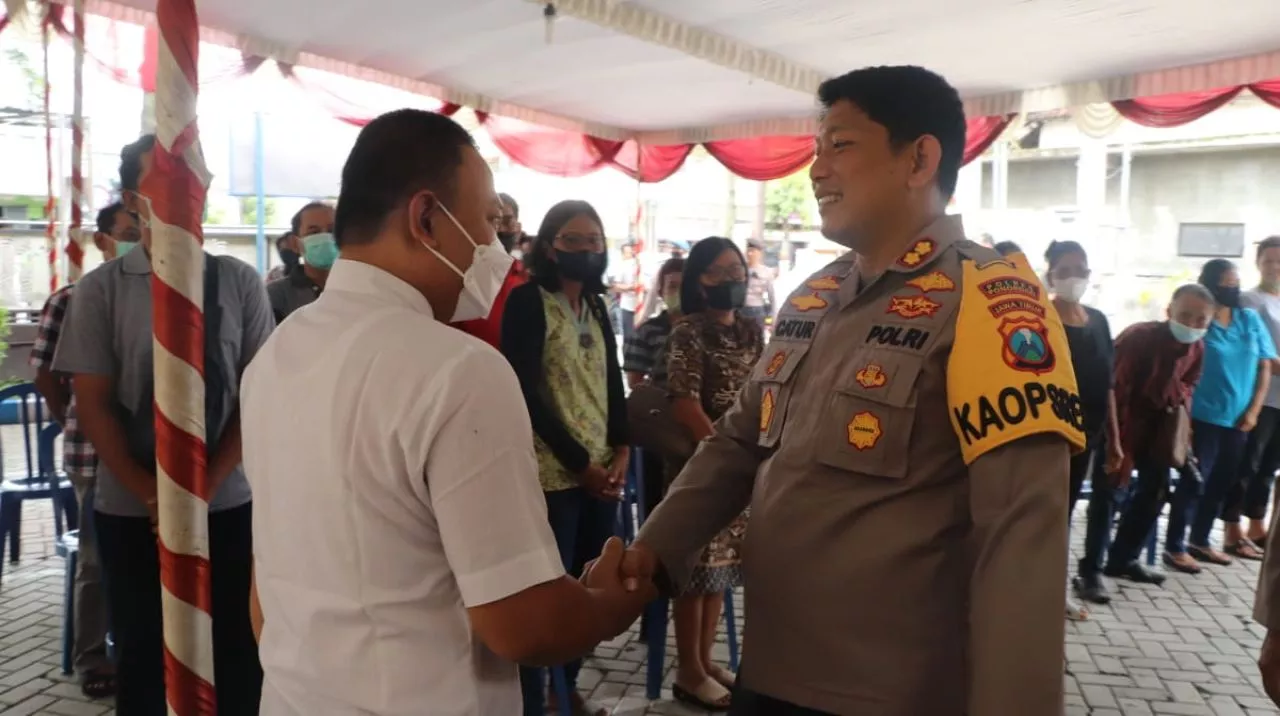 Pengamanan Natal Sekaligu Bagi Sembako Bagi Jemaat Gereja Santa Maria Ponorogo