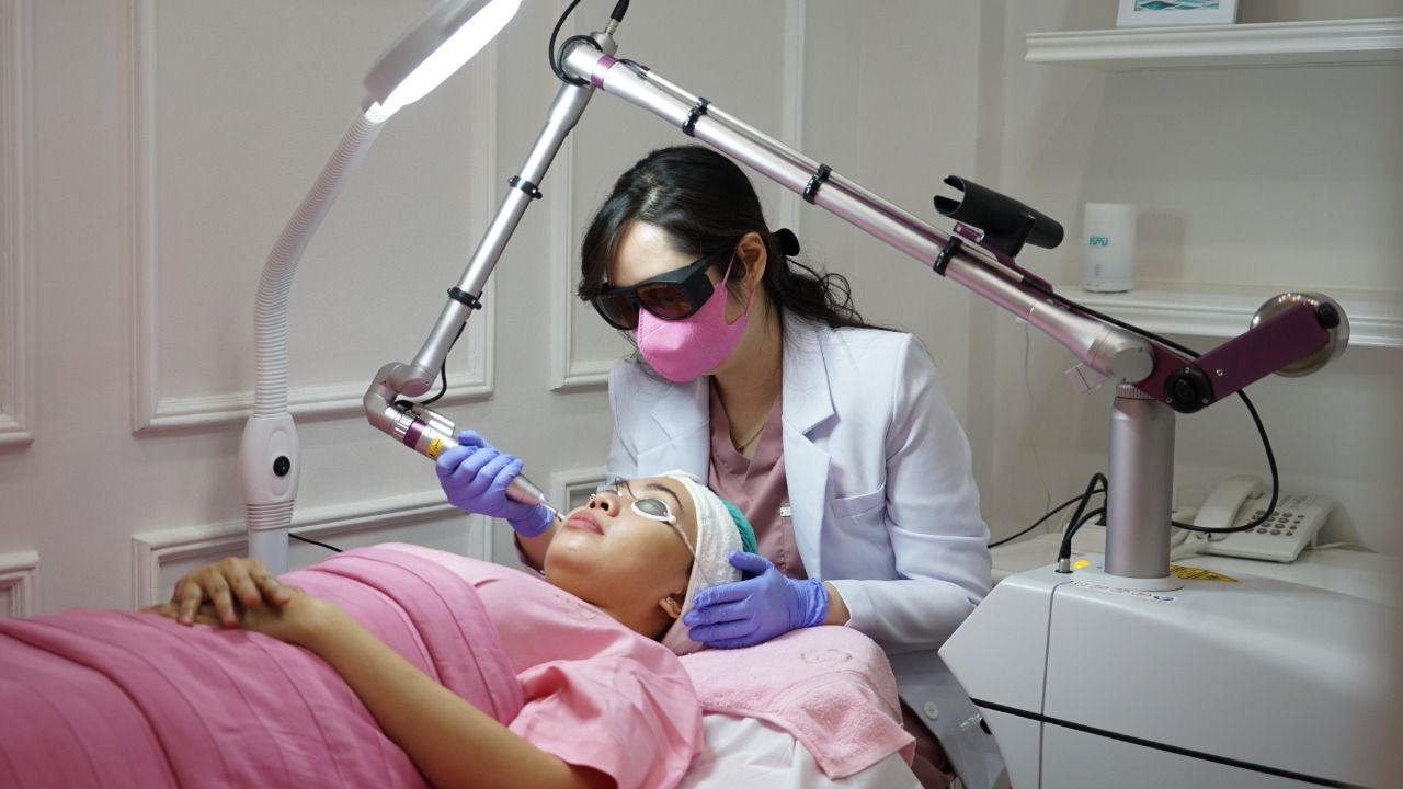 KLT Aesthetic Clinic: Reparasi Kulit Wajah Lebih Cerah & Muda Lewat Sinar Laser