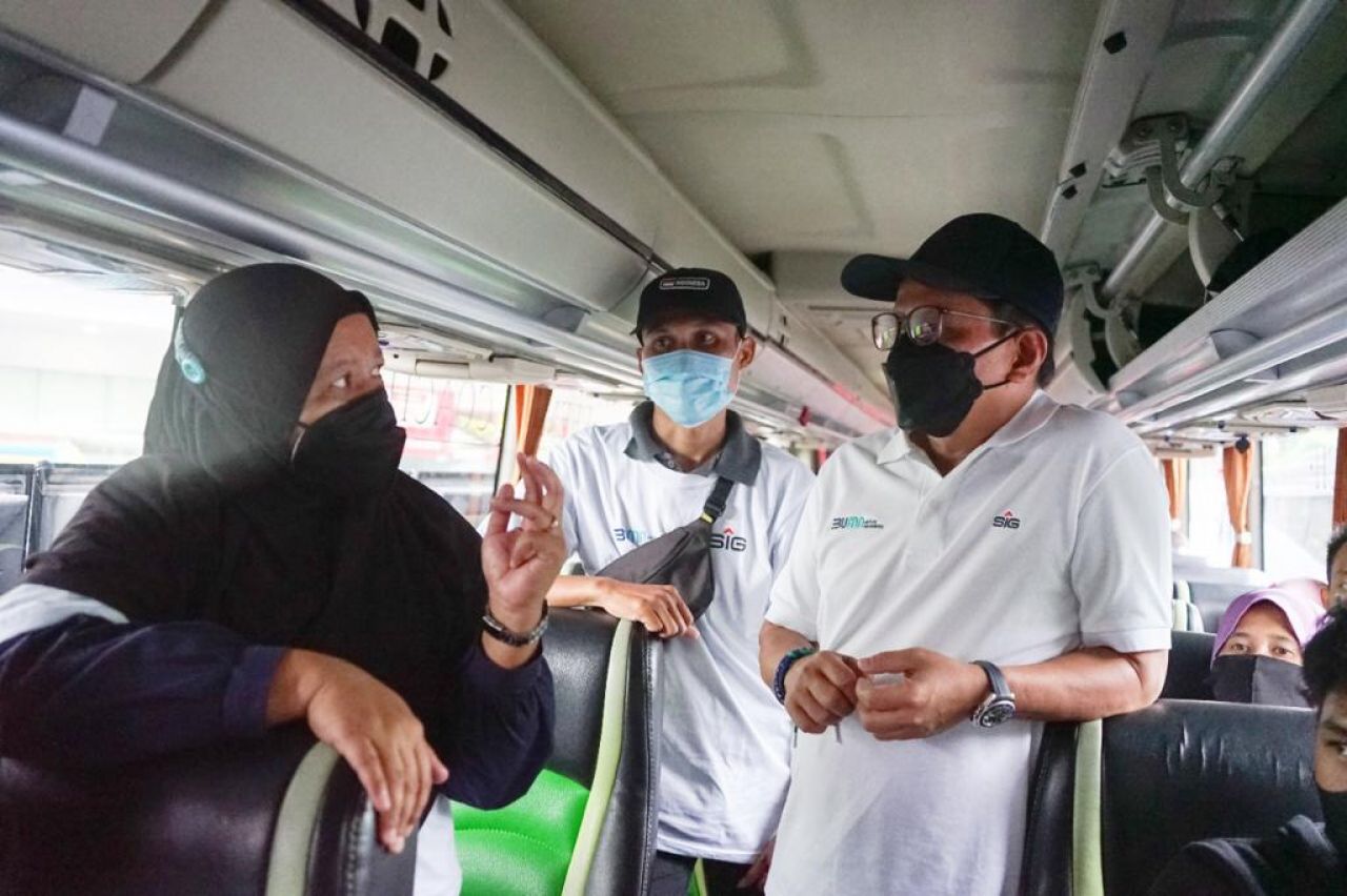 Direktur Utama SIG, Donny Arsal (kanan) berbincang dengan pemudik didalam bus rute Jakarta menuju Surabaya.