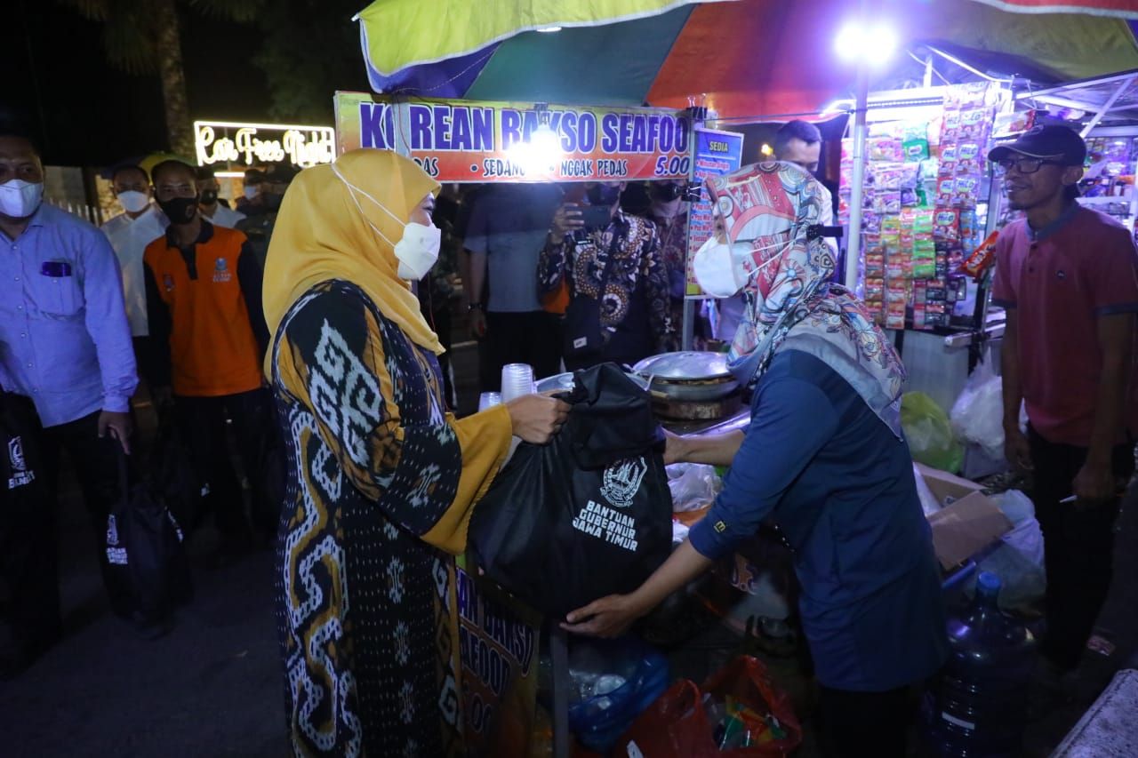 Gubernur Khofifah Bersama Baznas Jatim Salurkan Santunan Anak Yatim di