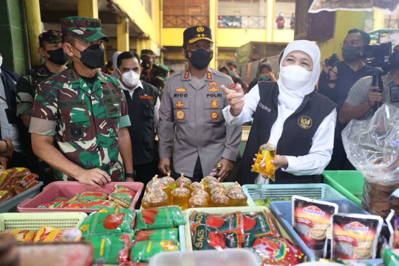 Sidak  Bersama Pangdam dan Kapolda Jatim, Gubernur Khofifah Pastikan Distribusi Minyak Goreng Lancar