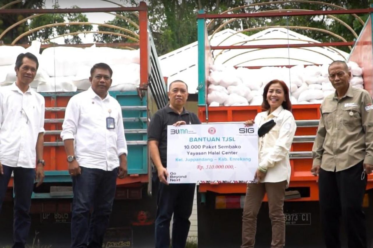 Direktur Utama PT  Semen Gresik, Subhan (tengah) menyerahkan bingkisan berkah kepada anak yatim piatu di Rembang, Jawa Tengah