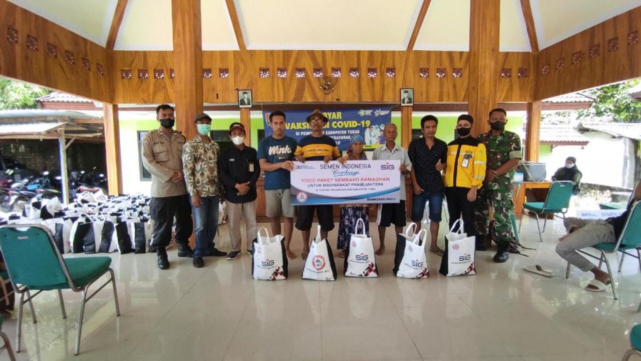 SIG Pabrik Tuban, menyerahkan bantuan 10.500 paket sembako bagi keluarga prasejahtera di Kecamatan Jenu dan Merakurak, Kabupaten Tuban, Jawa Timur.