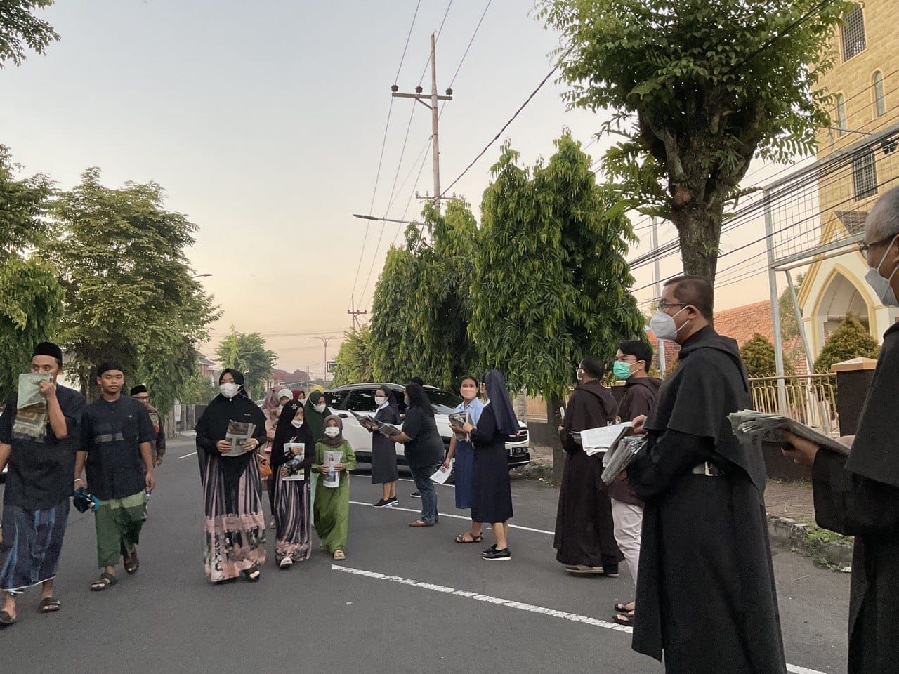 Indahnya Kerukunan Beragama Saat Sholat Idul Fitri di Jember