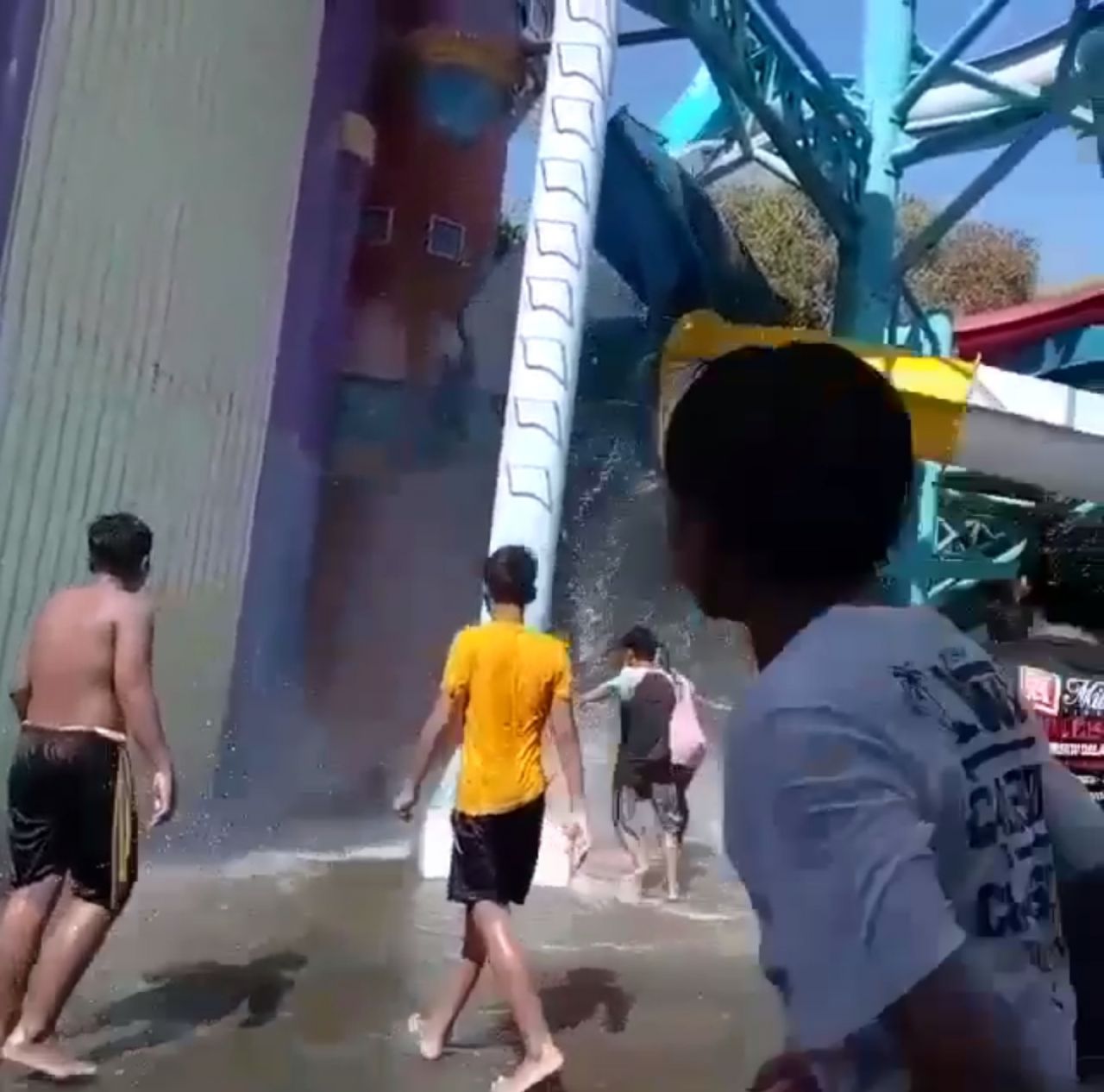 Seluncuran Kolam Renang Kenjeran Water  Park Ambrol, Makan Korban