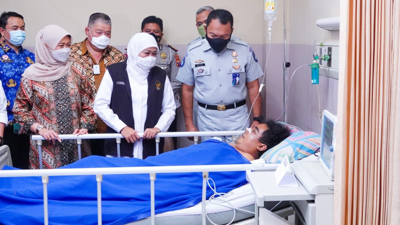Gubernur Khofifah Beri Kekuatan Psikologis dan Moril bagi Para Korban Kecelakaan Bus