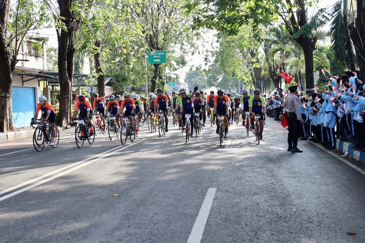 Event sepeda Bromo KOM Challenge 2022 Start dari Mapolda Jatim, yang dilepas oleh walikota Surabaya Ery Cahyadi tepat pukul 06.00 wib. sabtu (21/5/2022)