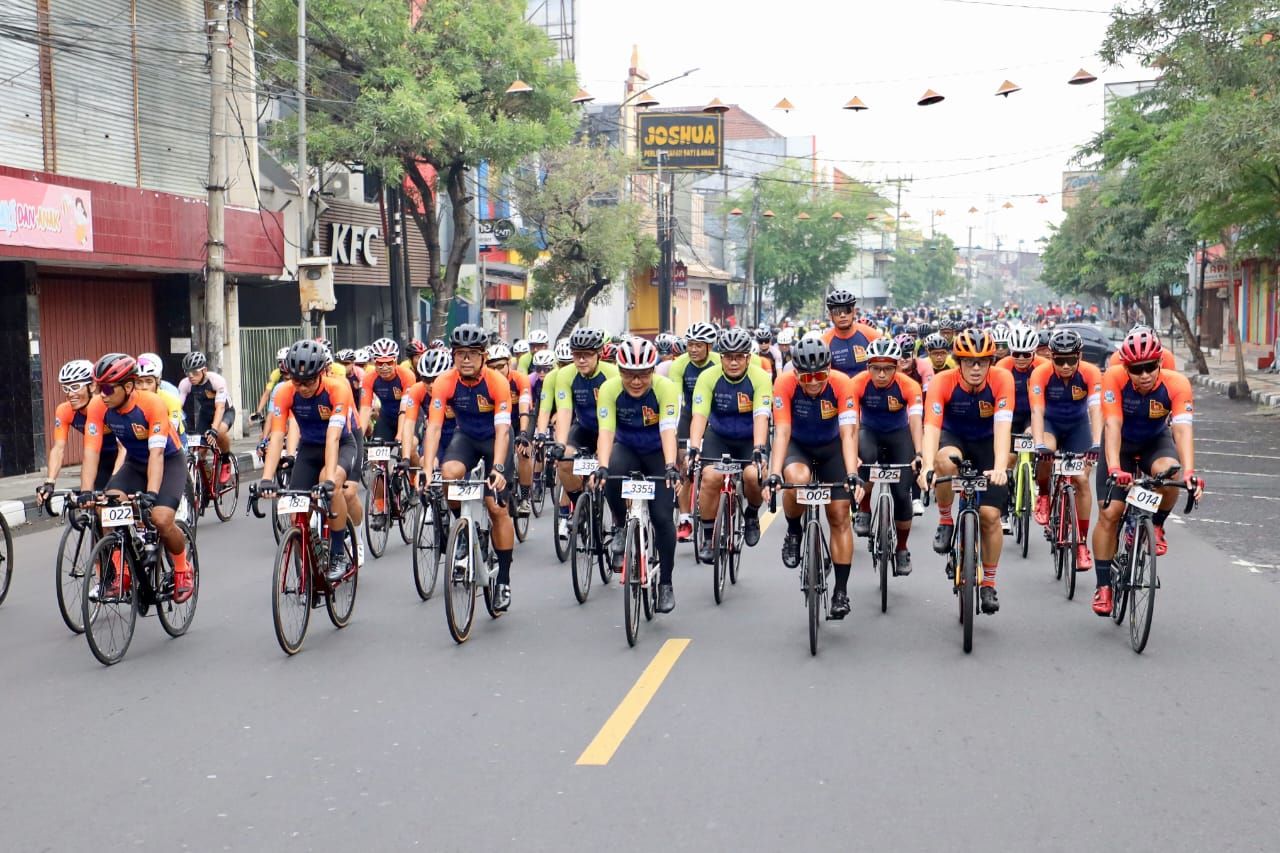 Event sepeda Bromo KOM Challenge 2022 Start dari Mapolda Jatim, yang dilepas oleh walikota Surabaya Ery Cahyadi tepat pukul 06.00 wib. sabtu (21/5/2022)