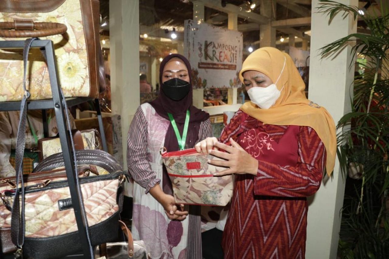 Gubernur Khofifah Ajak Masyarakat  Belanja Dan Memakai Produk Dalam Negeri