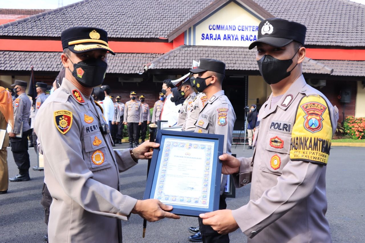 Bhabinkamtibmas Cegah Warga Hendak Bunuh Diri, Berbuah Penghargaan