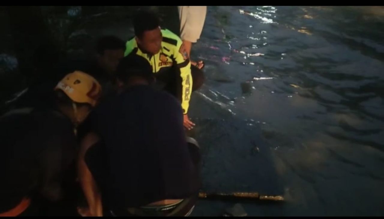 Ruas Jalan Pantura Desa Sebaung dan Brumbungan Lor Kabupaten Probolinggo Tergenang Banjir 