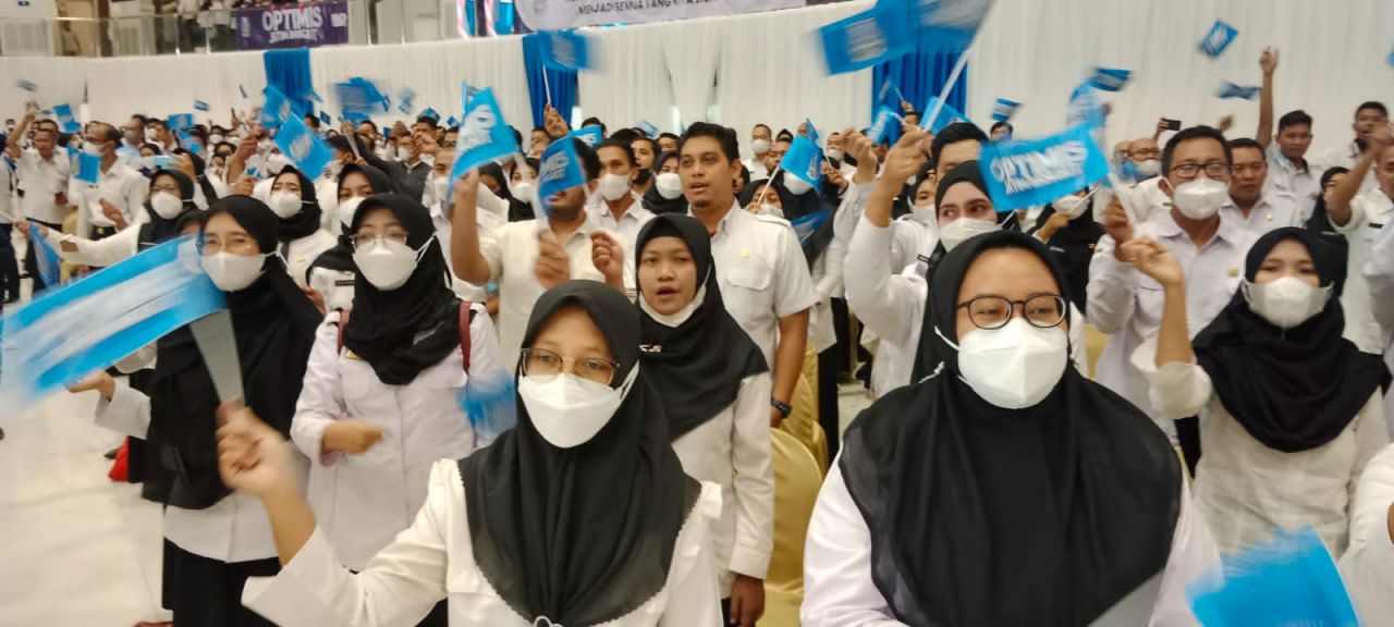 Gubernur Jawa Timur Khofifah Indar Parawansa menyerahkan secara simbolis Surat Keputusan (SK) kepada para Calon Pegawai Negara Sipil (CPNS) dan Pegawai Pemerintah dengan Perjanjian Kerja (PPPK) hasil seleksi tahun 2021 hari ini Rabu (8/6).